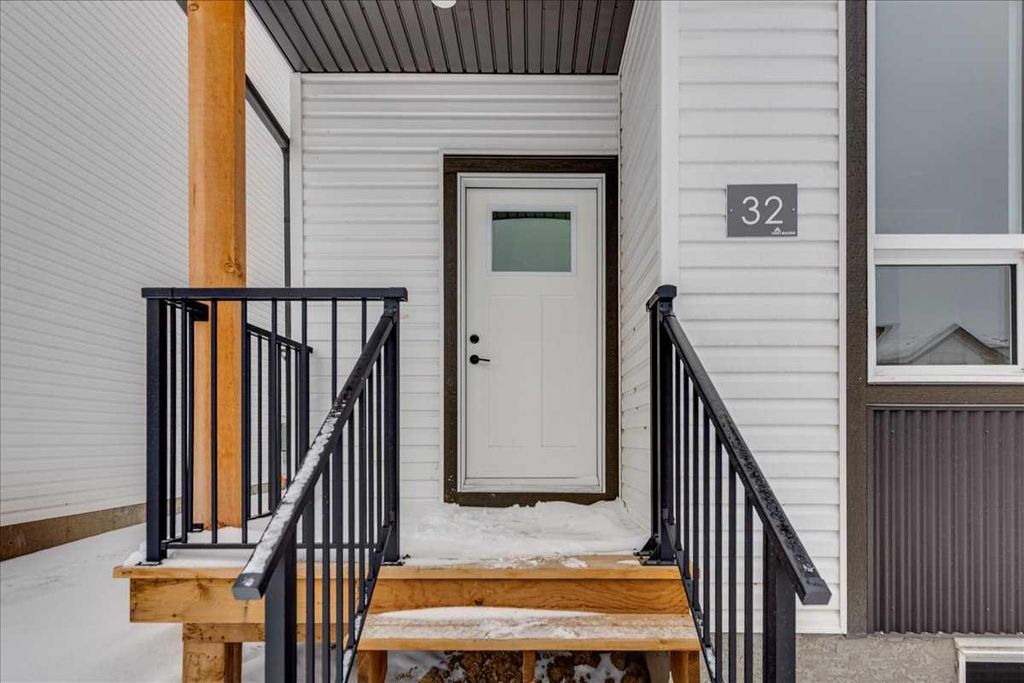 Photo of 32 Inglis Crescent, Sylvan Lake, AB T4S 0V3 (MLS # A2289569)