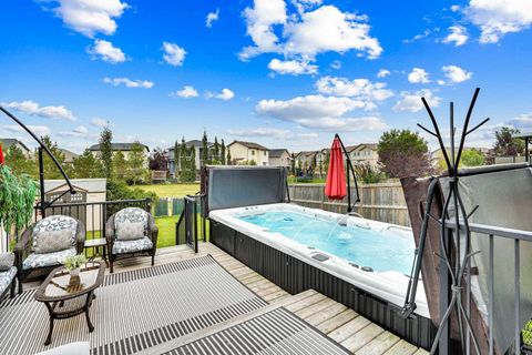 142 Luxstone View SW Airdrie AB T4B 0J9