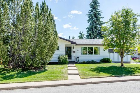 Photo of 723 Seattle Drive SW, Calgary, AB T2W 0M8 (MLS # A2329850)