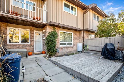 1055 72 Avenue NW 2 Calgary AB T2K 5S4