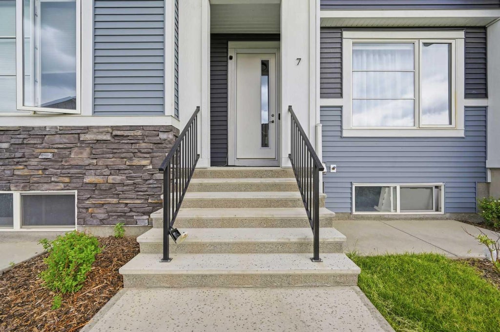 Photo of 7 Lambeau Lane SE, Airdrie, AB T4A 3P4 (MLS # A2347102)
