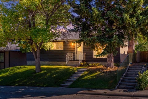 Photo of 711 118 Avenue SW, Calgary, AB T2W 0E6 (MLS # A2347128)