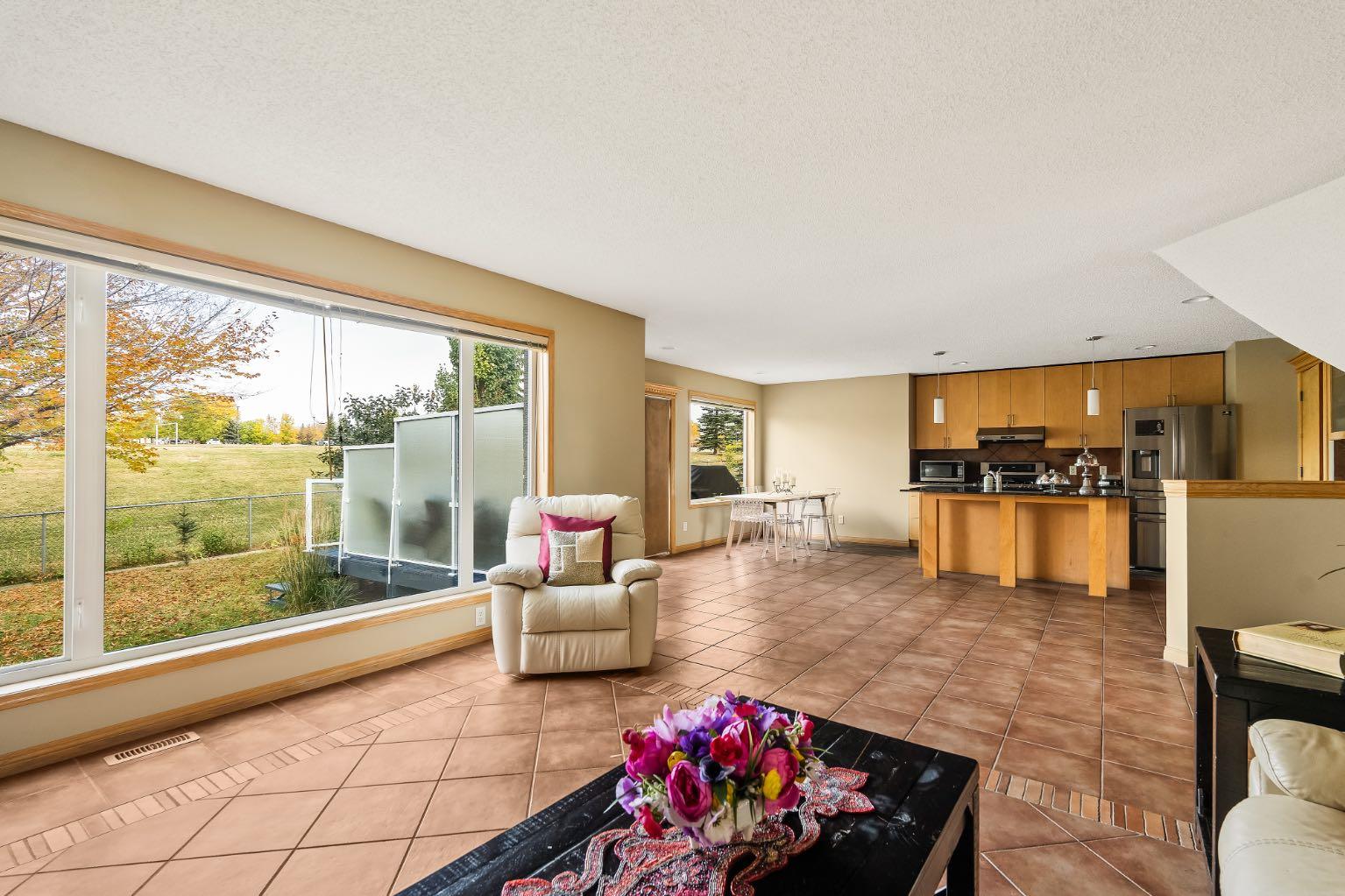 120 Simcoe Close SW