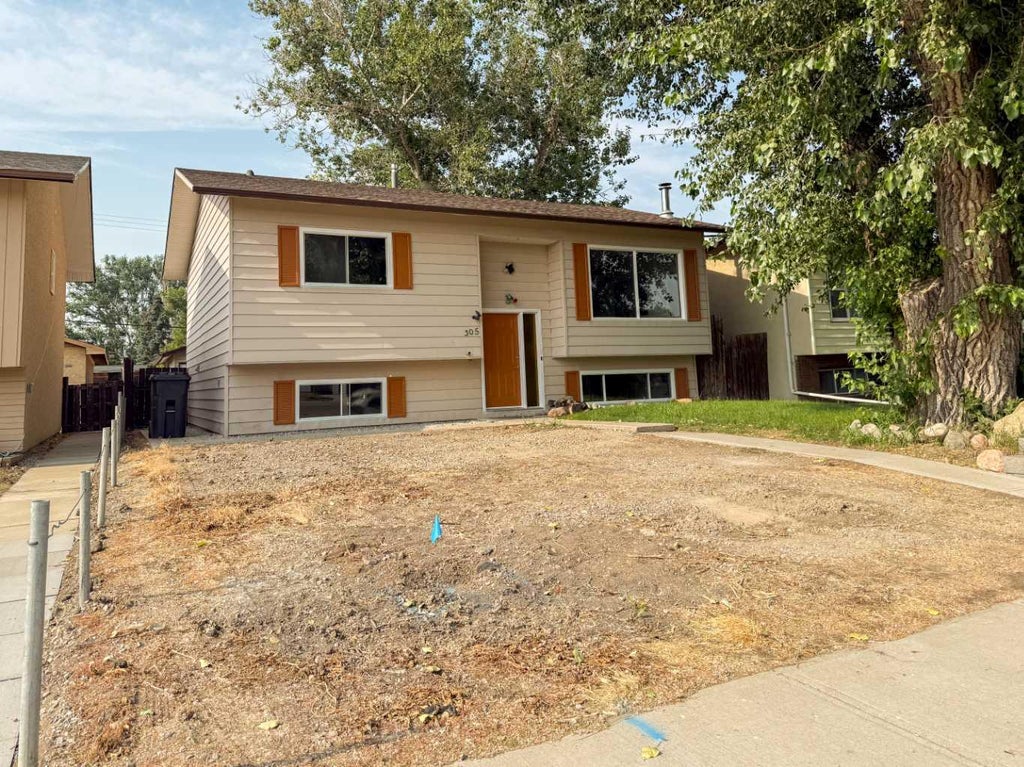 Photo of 305 51 Avenue, Coalhurst, AB T0L 0V0 (MLS # A2333468)