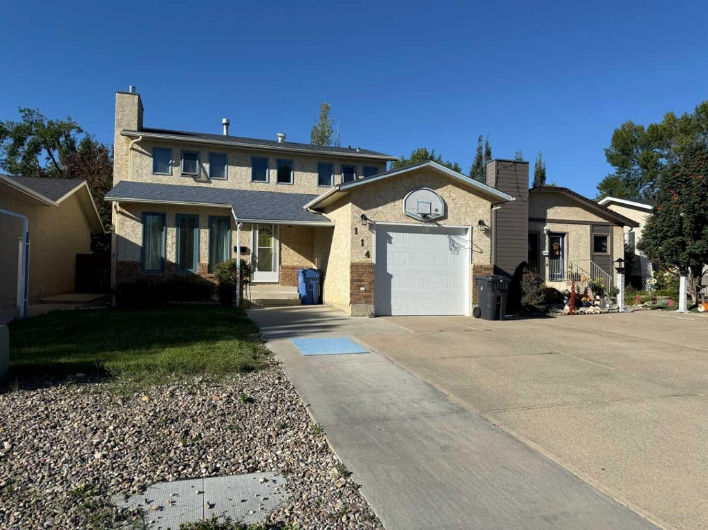 Photo of 114 Red crow Boulevard W, Lethbridge, AB T1K 5M1 (MLS # A2344987)