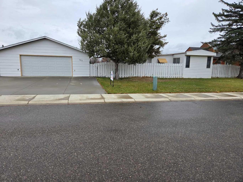 Photo of 303 Piron Place, Picture Butte, AB T0K 1V0 (MLS # A2354566)