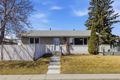 Photo of 827 Forlee Drive SE, Calgary, AB T2A 2E7 (MLS # A2301126)