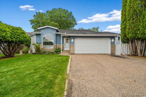 Photo of 806 7 Street SE, Redcliff, AB T0J 2P0 (MLS # A2320311)