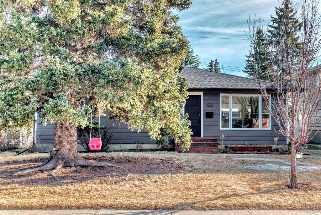 Photo of 132 Wedgewood Drive SW, Calgary, AB T3C 3G8 (MLS # A2287120)