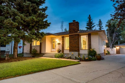 Photo of 220 Oakridge Place SW, Calgary, AB T2V 1V2 (MLS # A2289948)
