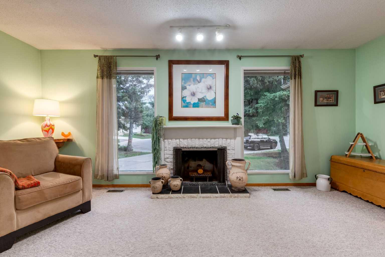 220 Oakridge Place SW