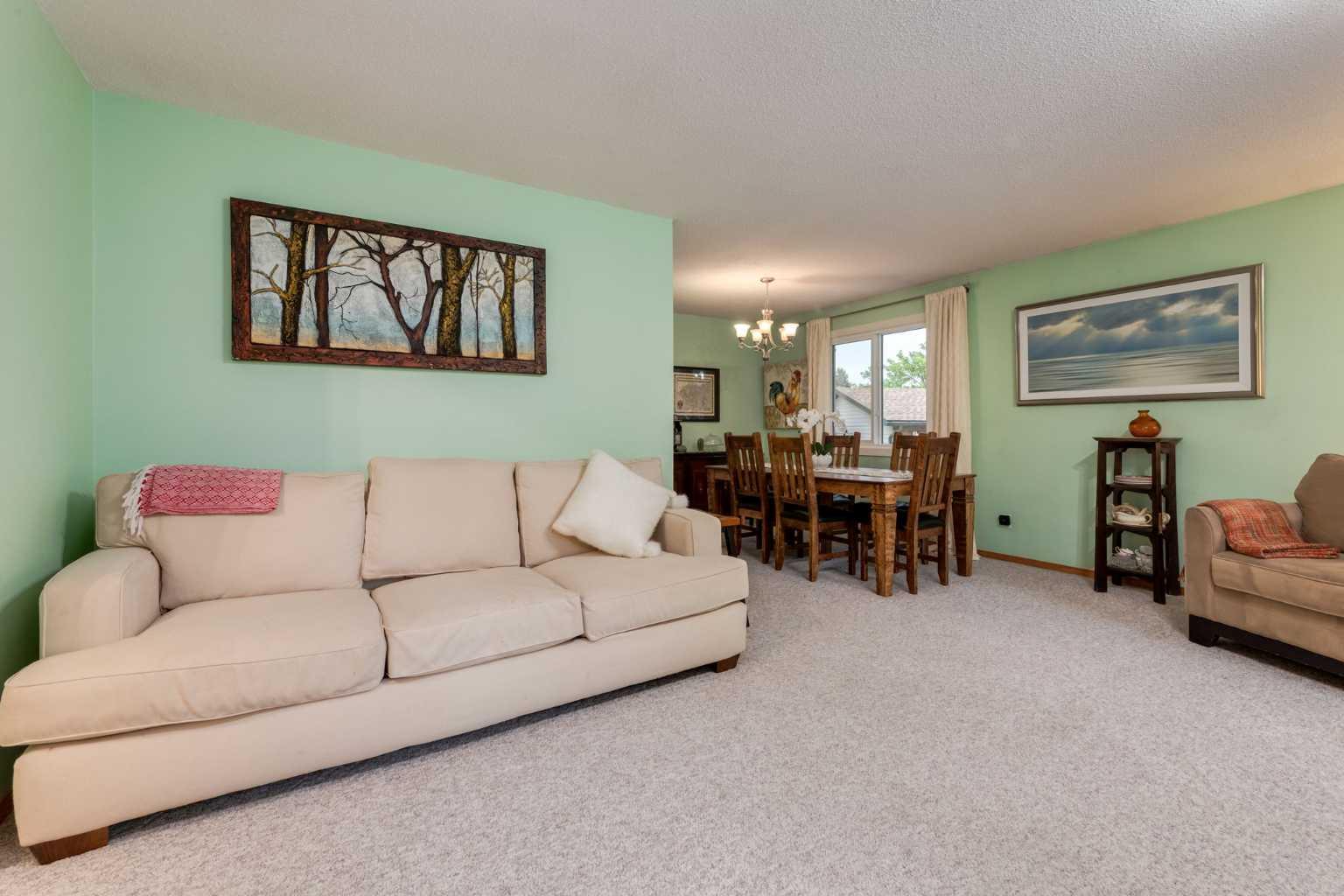 220 Oakridge Place SW