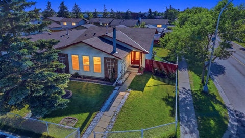 Photo of 4 Fallswater Road NE, Calgary, AB T3J 1B1 (MLS # A2329294)