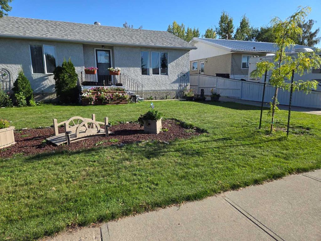 Photo of 305 3 Street S, Vulcan, AB T0L 2B0 (MLS # A2305501)