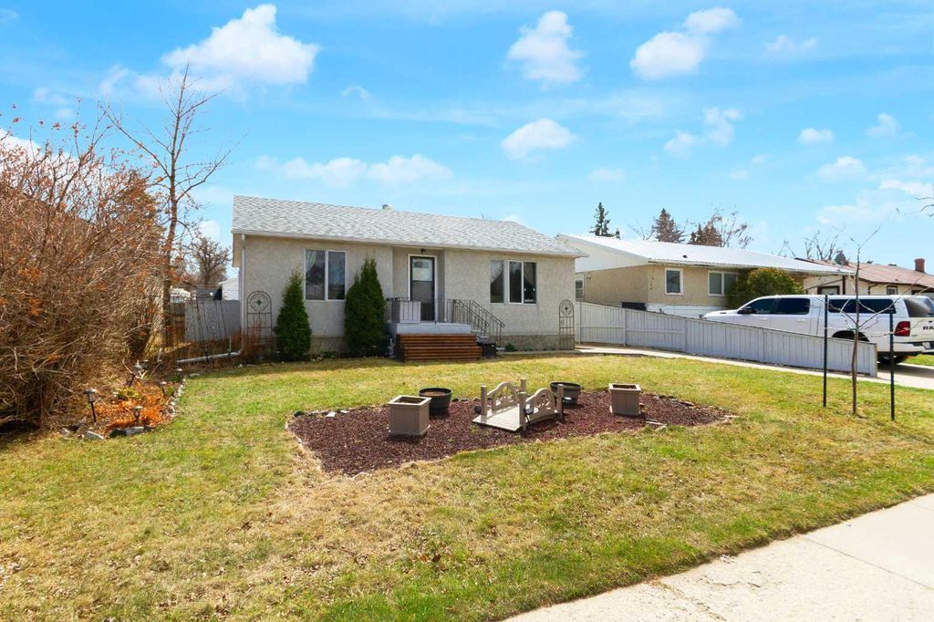 Photo of 305 3 Street S, Vulcan, AB T0L 2B0 (MLS # A2305501)