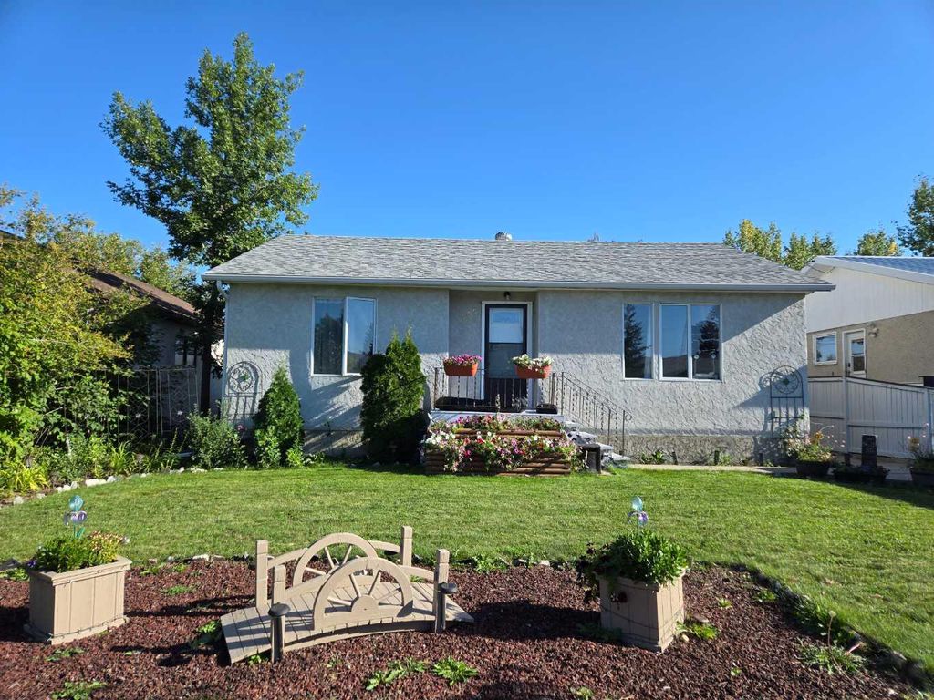 Photo of 305 3 Street S, Vulcan, AB T0L 2B0 (MLS # A2305501)