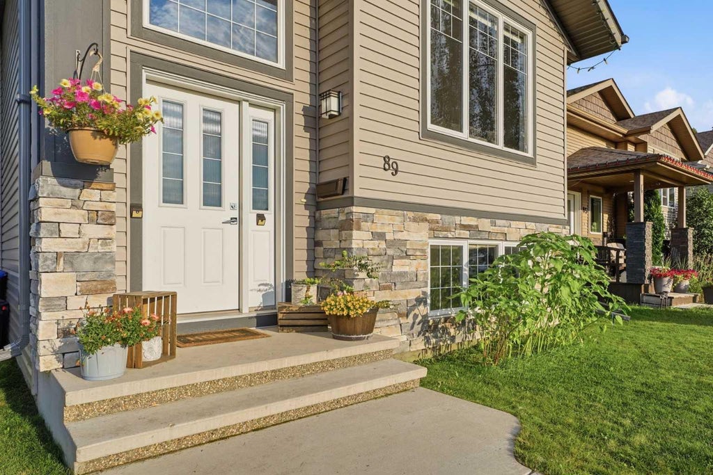 Photo of 89 Aztec Crescent, Blackfalds, AB T4M 0M2 (MLS # A2339145)