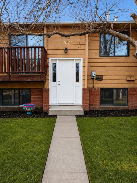 Photo of 1207 44 Street SE #B, Calgary, AB T2A 5E6 (MLS # A2306171)