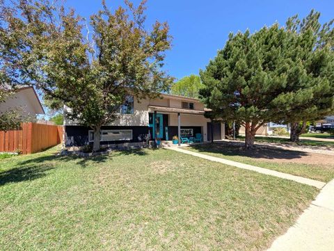 Photo of 112 Sprague Way SE, Medicine Hat, AB T1B 2K3 (MLS # A2314415)