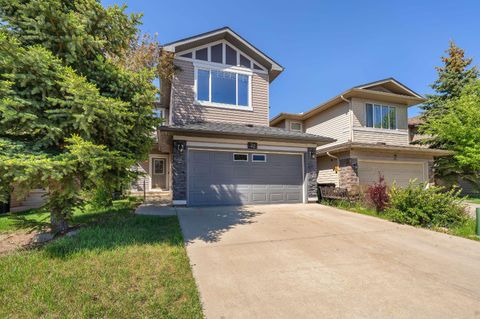 Photo of 32 Everoak Close SW, Calgary, AB T2Y 0C3 (MLS # A2316425)