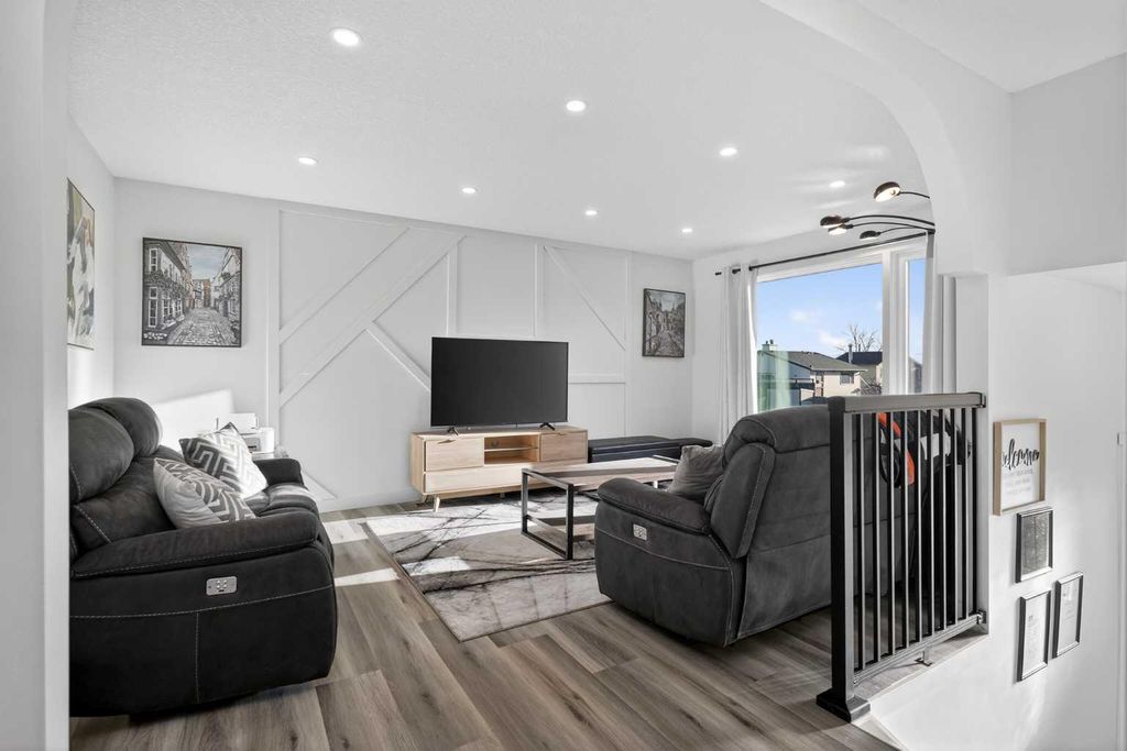 Photo of 128 Bernard Close NW, Calgary, AB T3K 2H3 (MLS # A2290594)