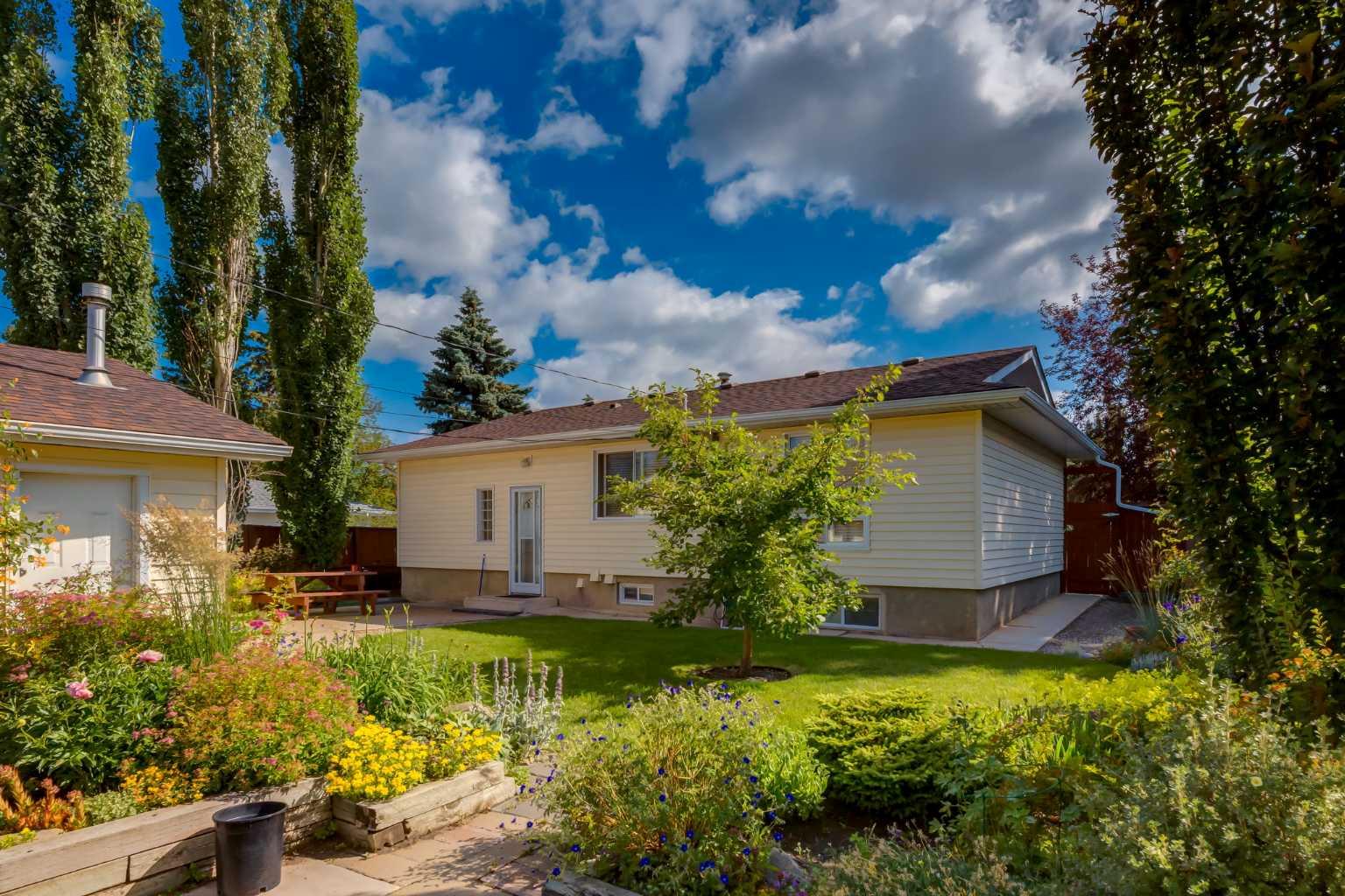 228 Maple Court Crescent SE