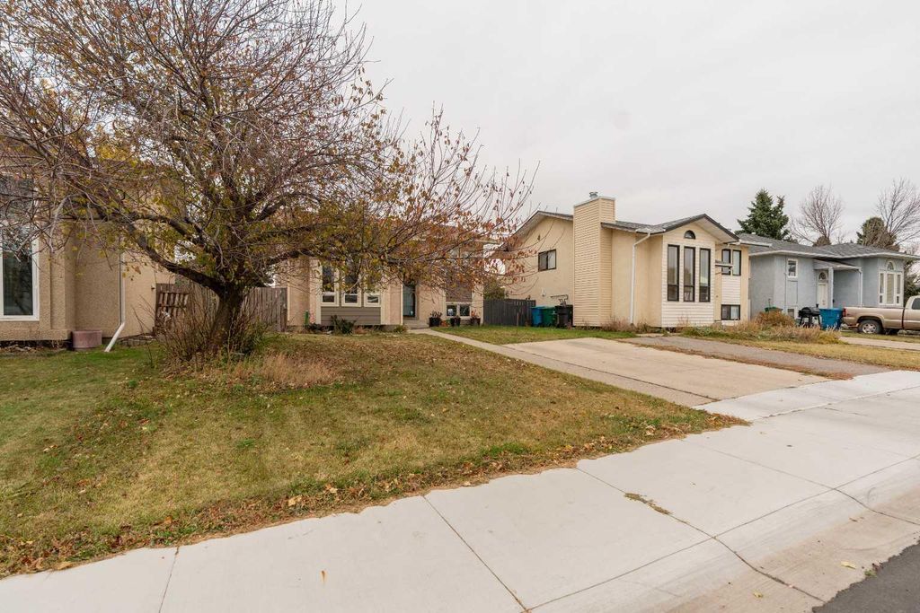 Photo of 224 Mt Crandell Crescent W, Lethbridge, AB T1K 6M8 (MLS # A2292037)