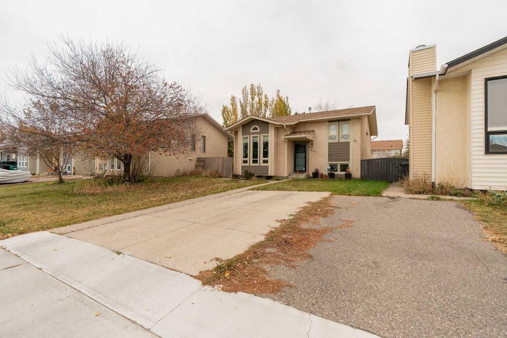 Photo of 224 Mt Crandell Crescent W, Lethbridge, AB T1K 6M8 (MLS # A2292037)