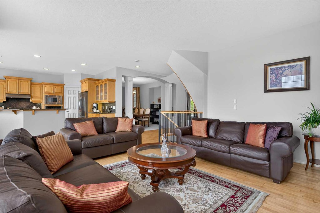 Photo of 121 Sherwood Way NW, Calgary, AB T3R 1M8 (MLS # A2324965)