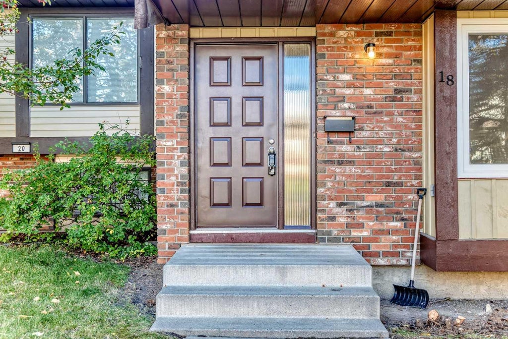 Photo of 18 Dalhousie Crescent NW, Calgary, AB T3A 2H8 (MLS # A2346621)