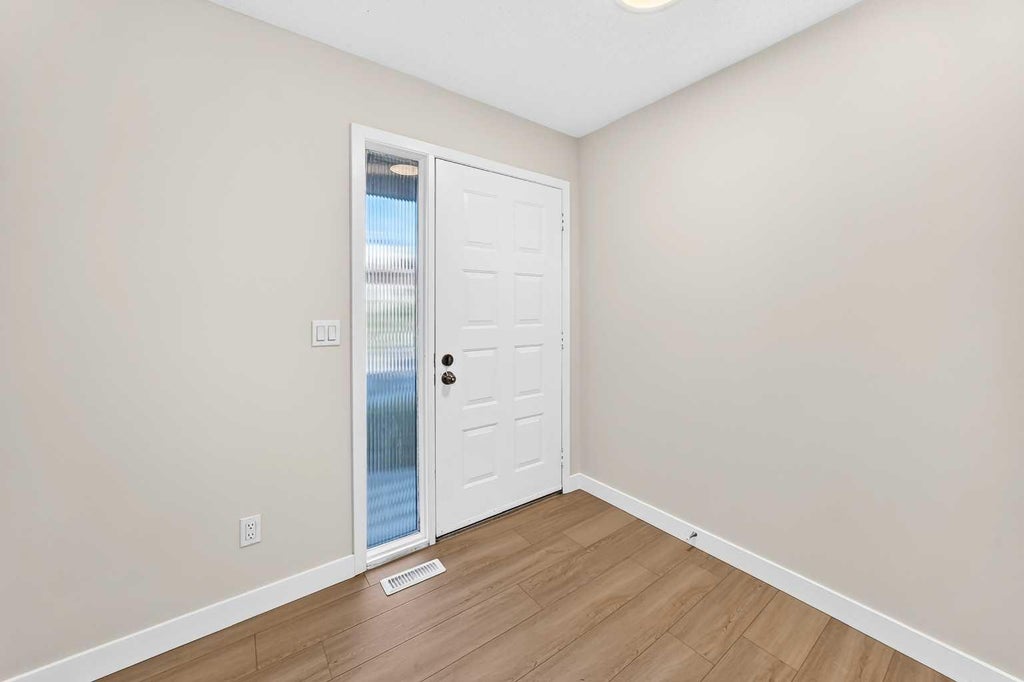 Photo of 18 Dalhousie Crescent NW, Calgary, AB T3A 2H8 (MLS # A2346621)