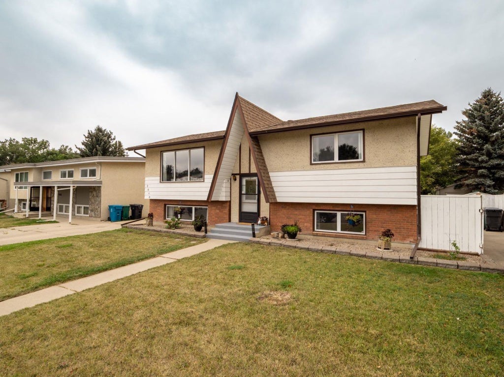 Photo of 2010 20th Street N, Lethbridge, AB T1K 4B4 (MLS # A2340458)