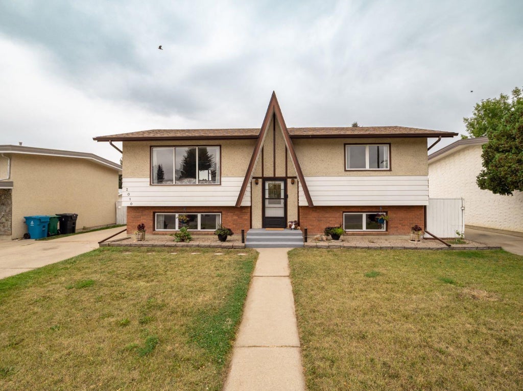 Photo of 2010 20th Street N, Lethbridge, AB T1K 4B4 (MLS # A2340458)