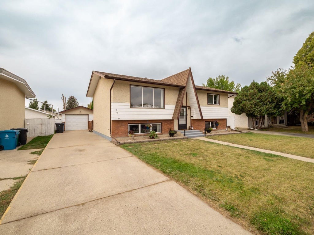 Photo of 2010 20th Street N, Lethbridge, AB T1K 4B4 (MLS # A2340458)