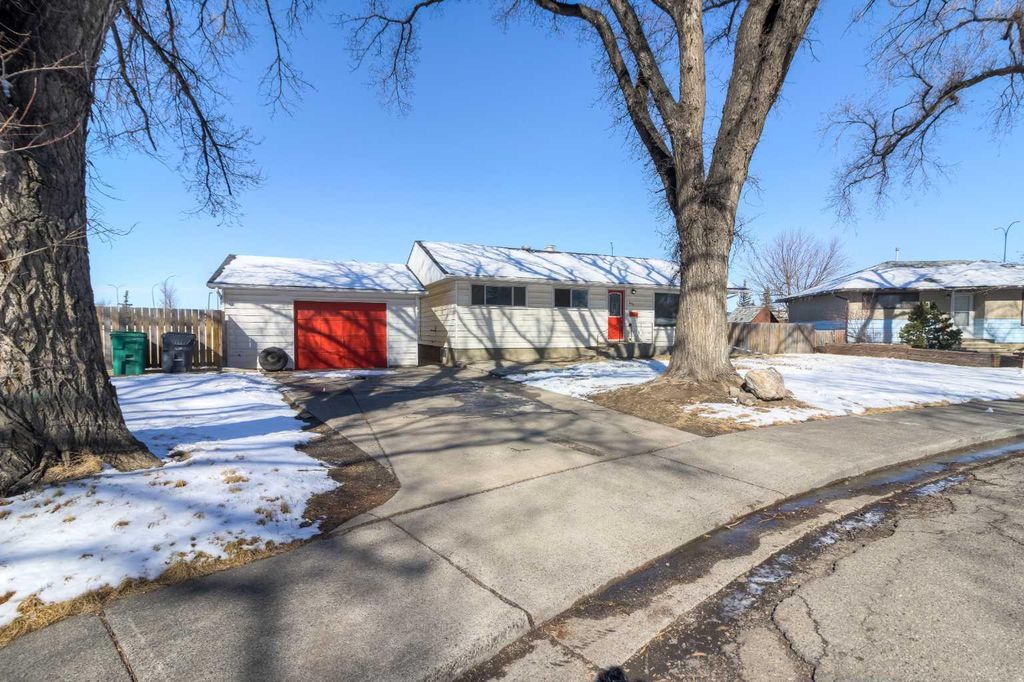 Photo of 220 23 Street S, Lethbridge, AB T1J 3M6 (MLS # A2291546)