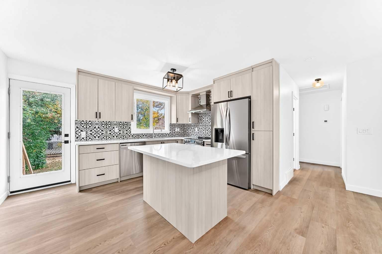 856 Rundlecairn Way NE