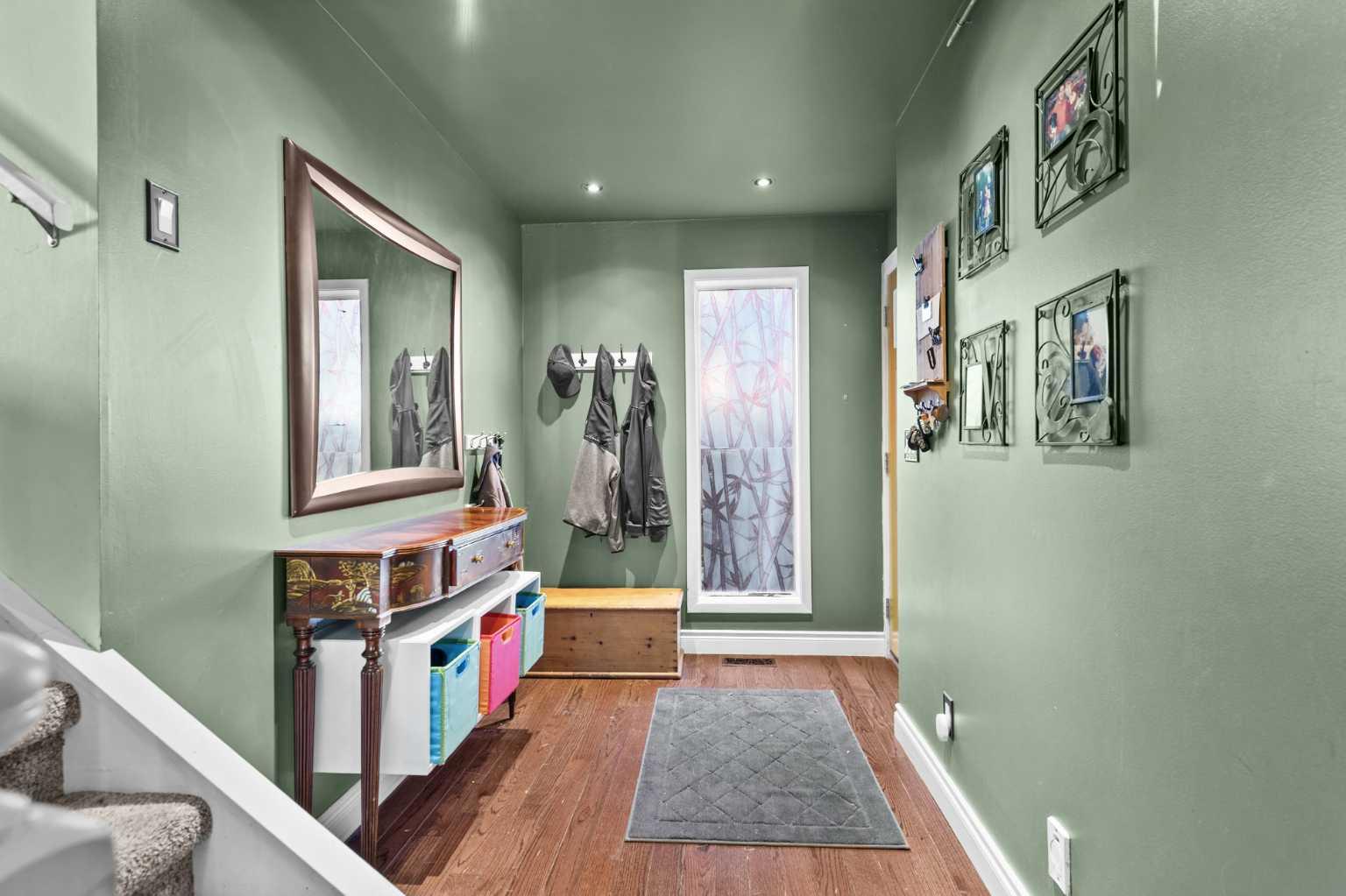 107 Woodford Crescent SW