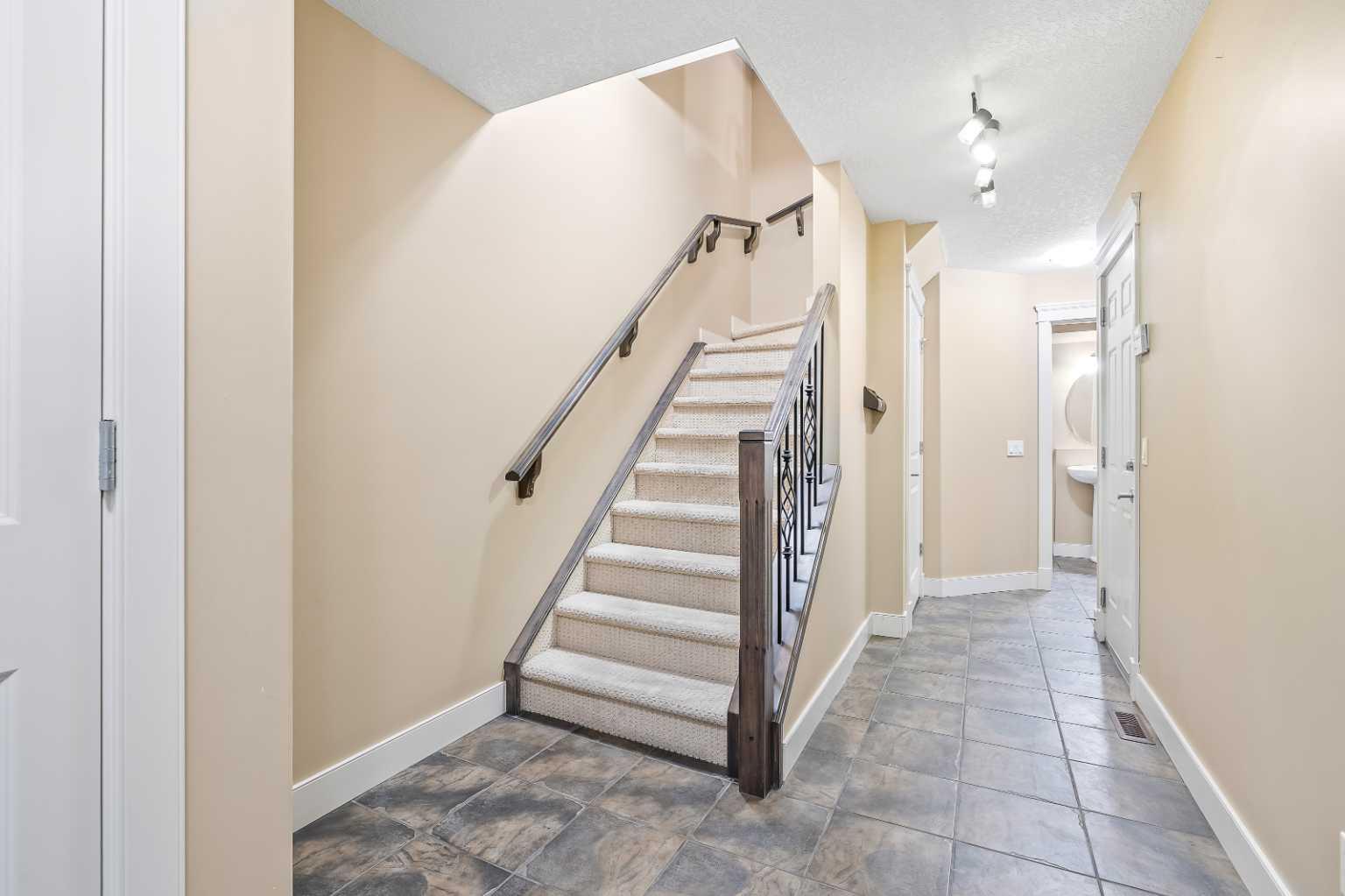 10 Discovery Ridge Hill SW 402