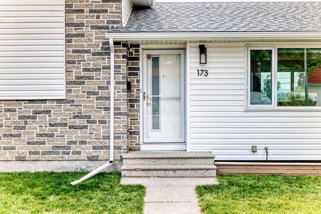 Photo of 173 Cornwallis Drive NW, Calgary, AB T2K 1V4 (MLS # A2338852)