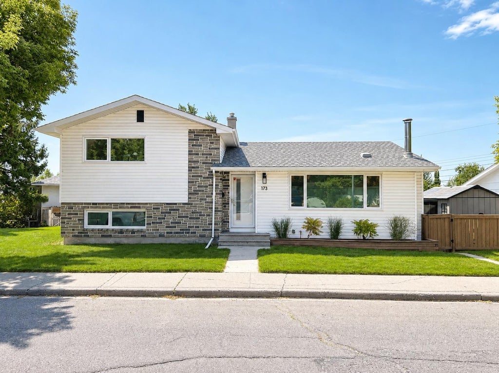 Photo of 173 Cornwallis Drive NW, Calgary, AB T2K 1V4 (MLS # A2338852)