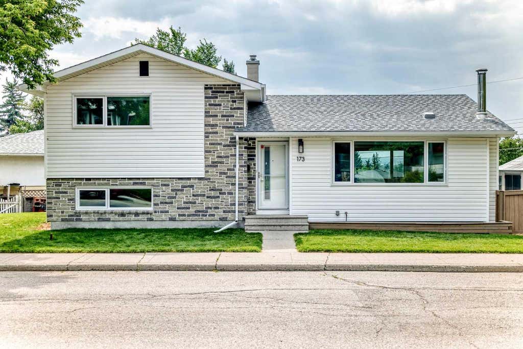 Photo of 173 Cornwallis Drive NW, Calgary, AB T2K 1V4 (MLS # A2338852)