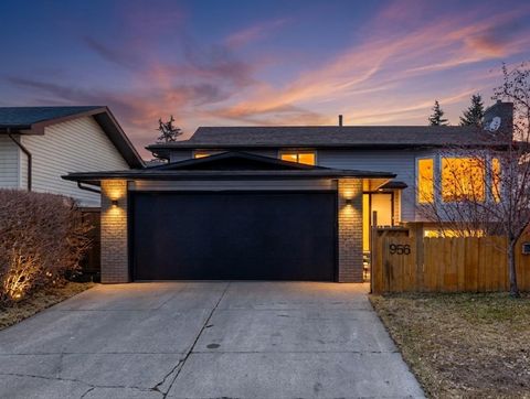 Photo of 956 Bracewood Rise SW, Calgary, AB T2W 3C9 (MLS # A2299539)