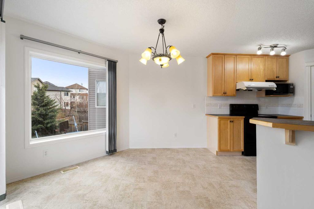 Photo of 112 Everridge Drive SW, Calgary, AB T2Y 4R4 (MLS # A2308689)