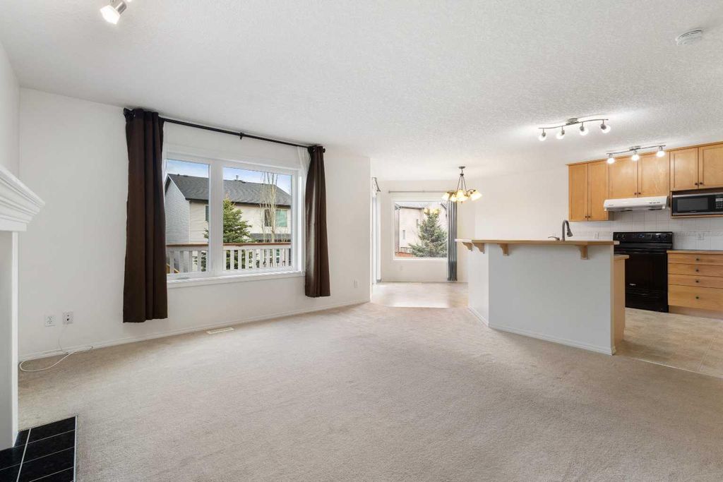 Photo of 112 Everridge Drive SW, Calgary, AB T2Y 4R4 (MLS # A2308689)