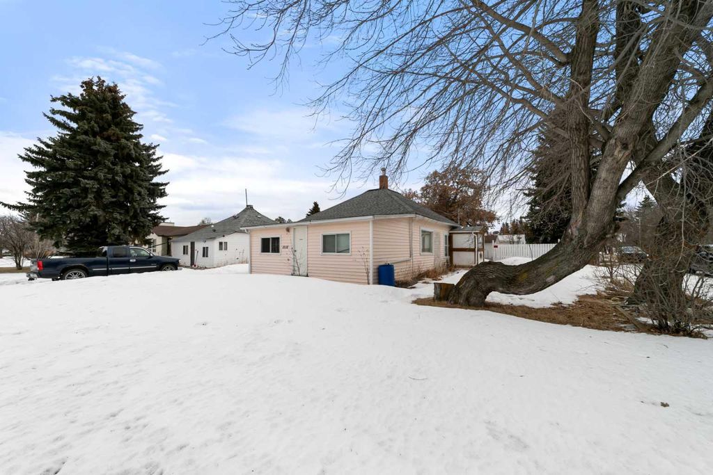 Photo of 5018 50 Avenue, Sedgewick, AB T0B 4C0 (MLS # A2292198)