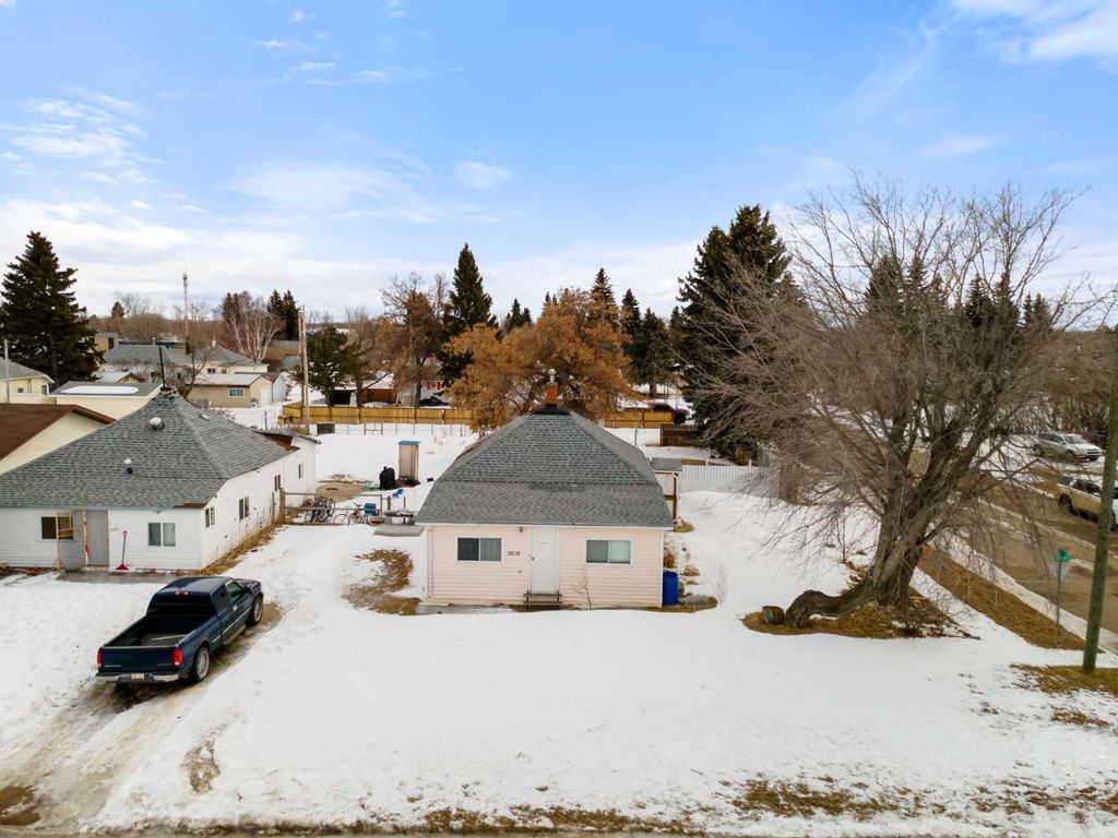 Photo of 5018 50 Avenue, Sedgewick, AB T0B 4C0 (MLS # A2292198)