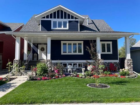 Photo of 5024 45 Street, Sylvan Lake, AB T4S 1C3 (MLS # A2308753)