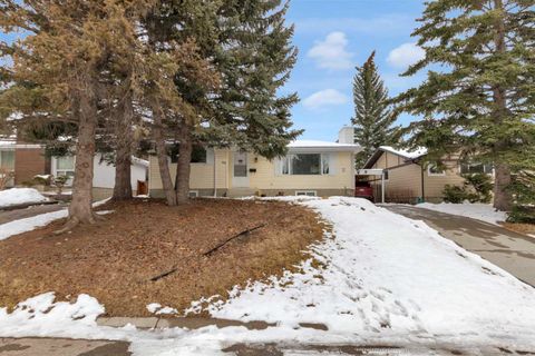 60 Dalhurst Way NW Calgary AB T3A 1N7