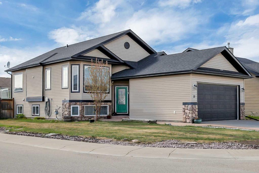 Photo of 23 Lambertson Place, Sylvan Lake, AB T4S 2P9 (MLS # A2312480)