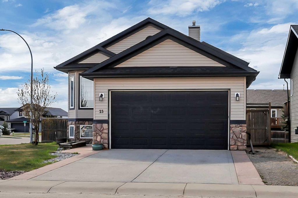 Photo of 23 Lambertson Place, Sylvan Lake, AB T4S 2P9 (MLS # A2312480)
